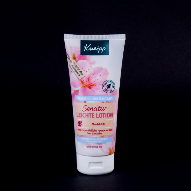 Tělové mléko pro citlivou pokožku s vůní mandlového květu Kneipp