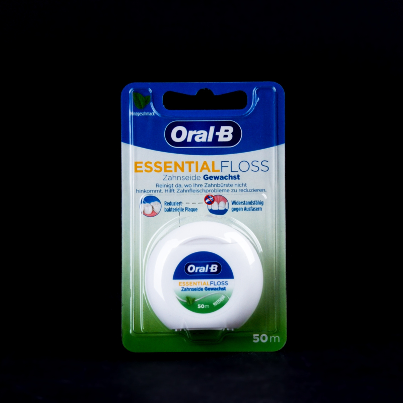 Nevoskovaná zubní nit s příchutí máty Oral-B